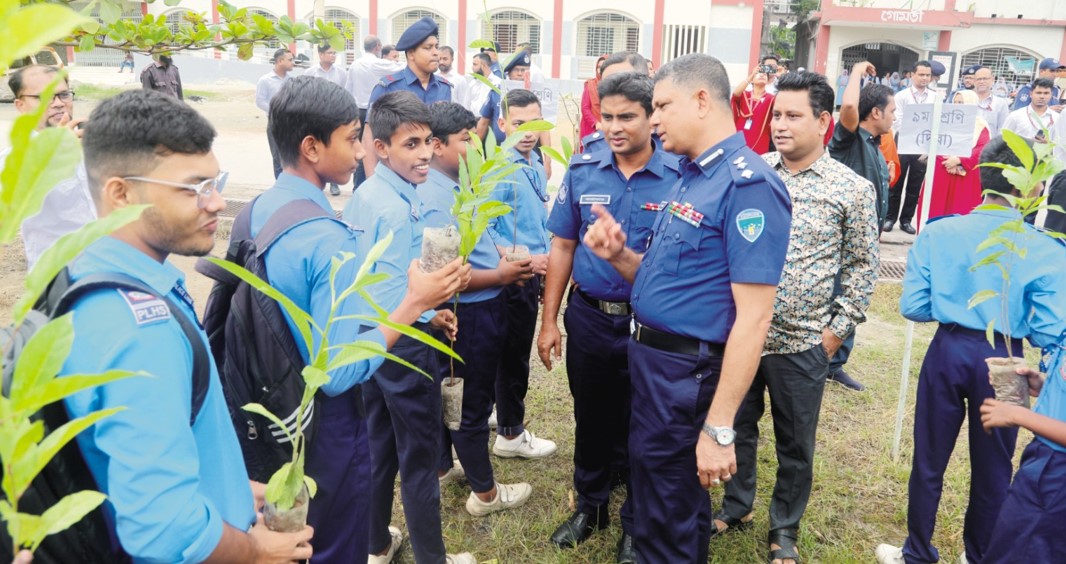  প্রকৃতি ও জীবন ক্লাবে  উদ্যোগে কুমিল্লায় শিক্ষার্থীদের মাঝে গাছের চারা বিতরণ