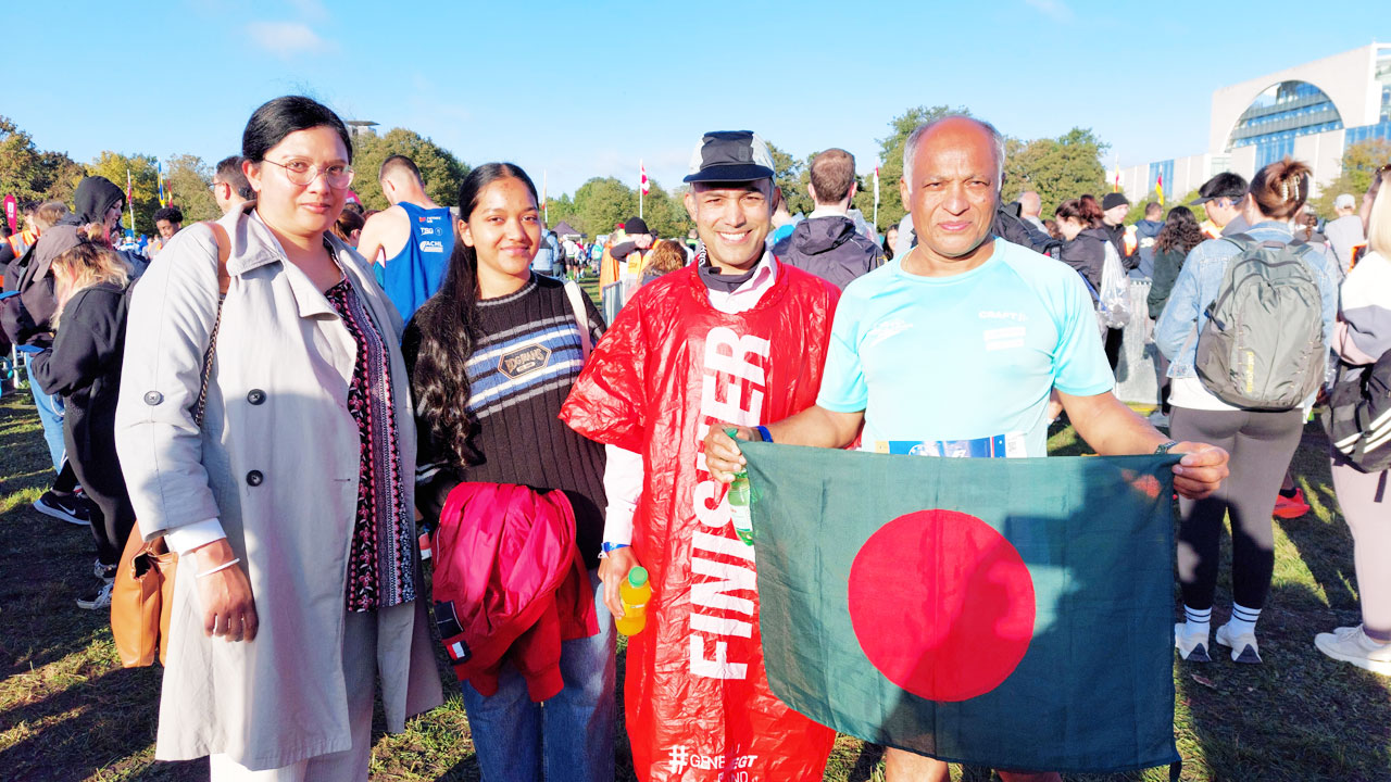 বার্লিনে ৫০তম আন্তর্জাতিক ম্যারাথনে দেশের পতাকা হাতে ৪ ক্রীড়াবিদ