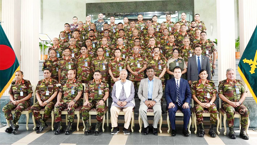 সৎ-নীতিবান অফিসাররাই উচ্চতর পদোন্নতি পাবে : প্রধান উপদেষ্টা 