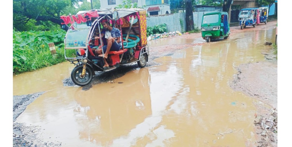  সড়ক যেন মরণ ফাঁদ