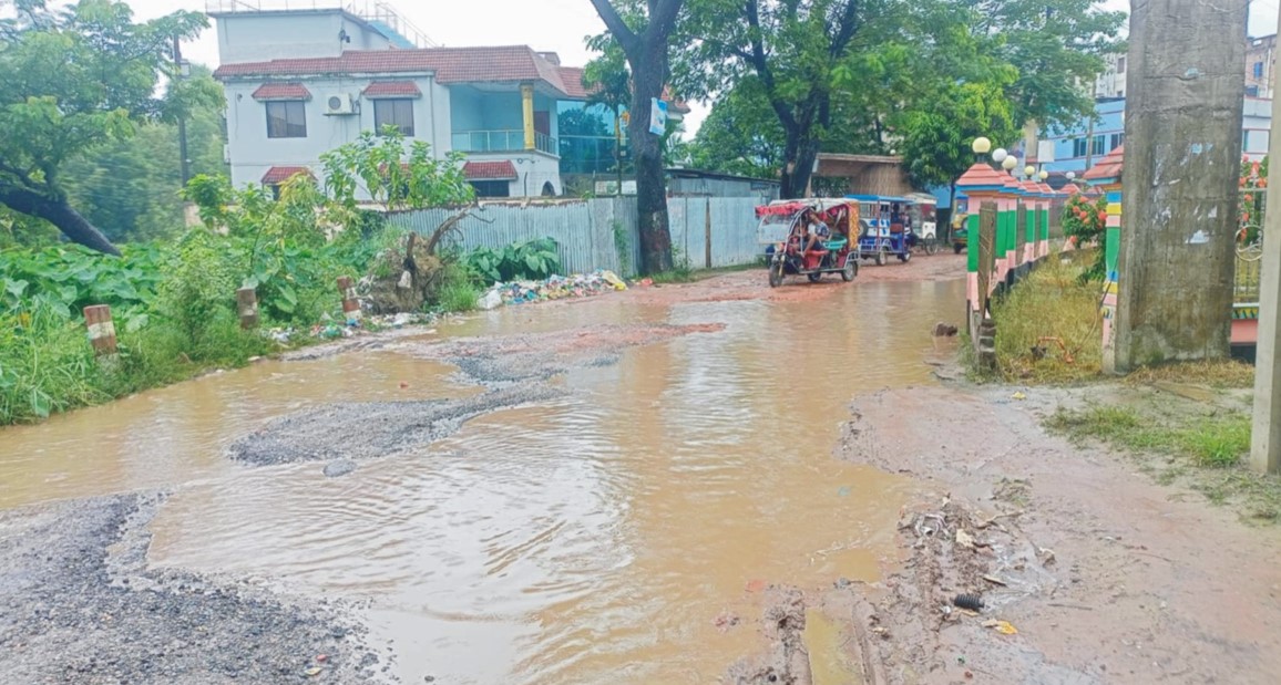  সড়ক যেন মরণ ফাঁদ