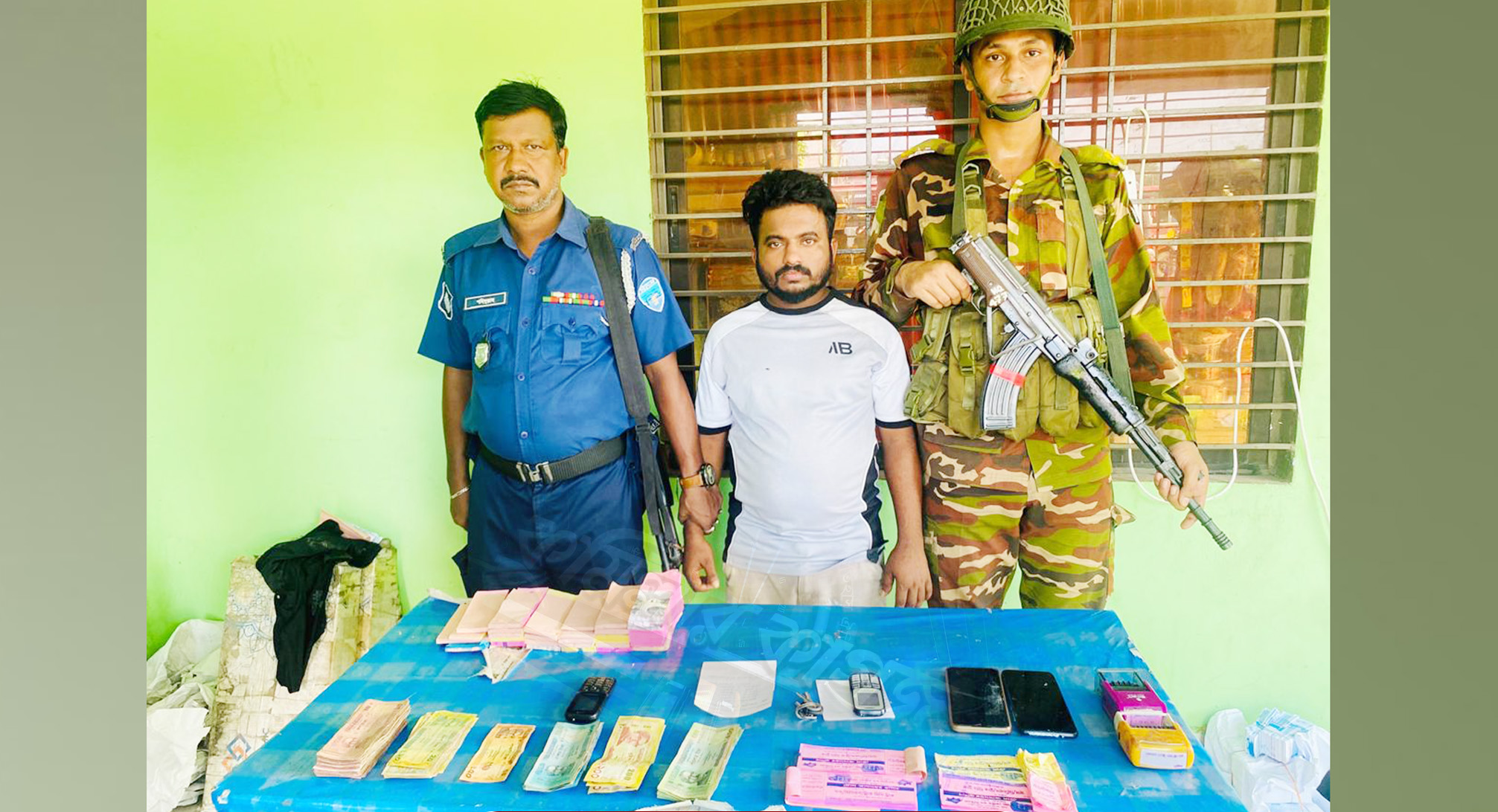 ভুয়া রশিদে যানবাহন থেকে চাঁদা আদায়ের  সময় ১ জনকে গ্রেপ্তার করেছে সেনাবাহিনী