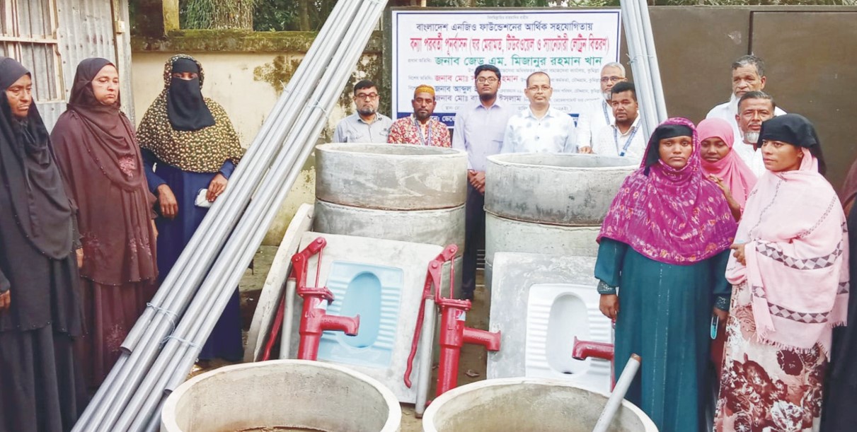   ডেভেলপমেন্ট ফর সোসাইটি’র উদ্যোগে বন্য কবলিত পরিবারের মাঝে  বিনামূল্যে ঘর মেরামত, টিউবওয়েল ও স্যানিটারী লেট্রিণ বিতরণ