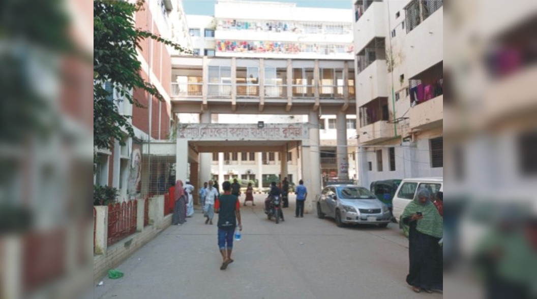 কুমেক হাসপাতালের সামনে  দোকান পাট-যানজট-খানাখন্দ 