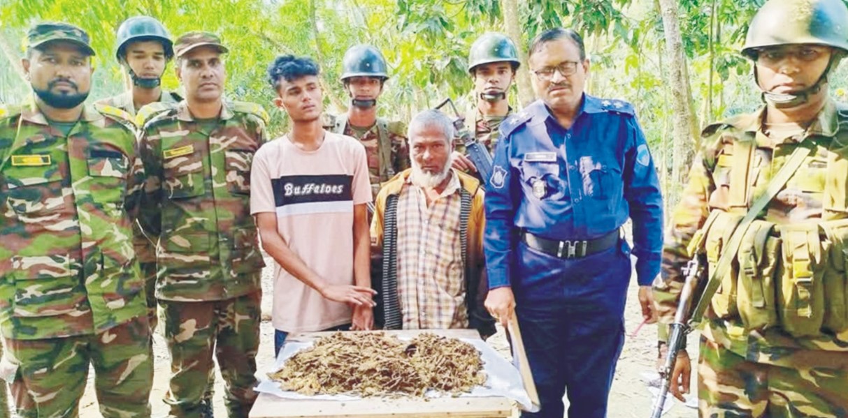  মুরাদনগরে যৌথ বাহিনীর হাতে দুই মাদক ব্যবসায়ী আটক 