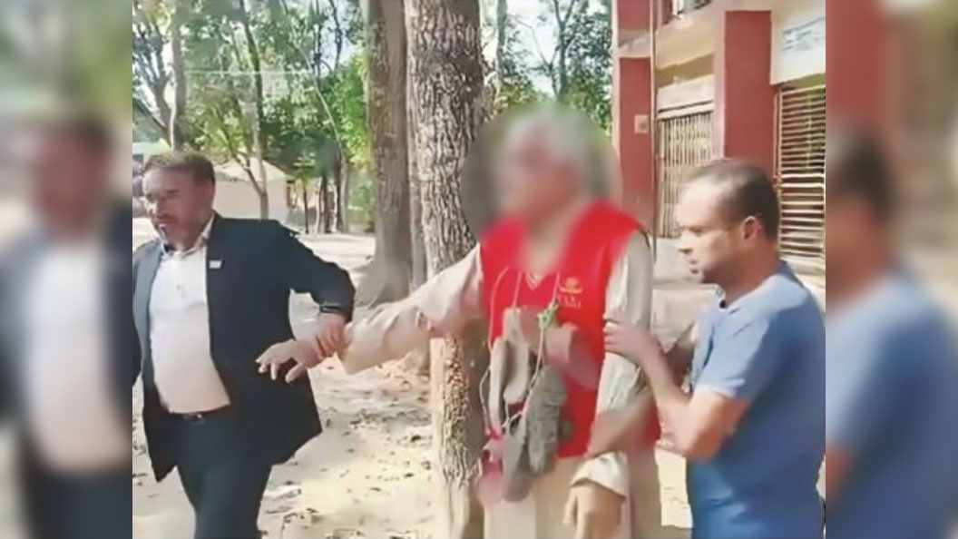  মুক্তিযোদ্ধার গলায় জুতার মালা