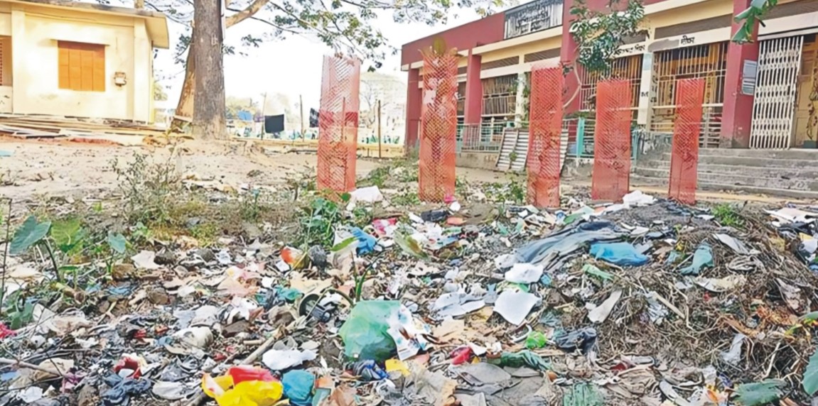 ব্রাহ্মণপাড়ায় স্কুলের পাশে ময়লার ভাগাড় 