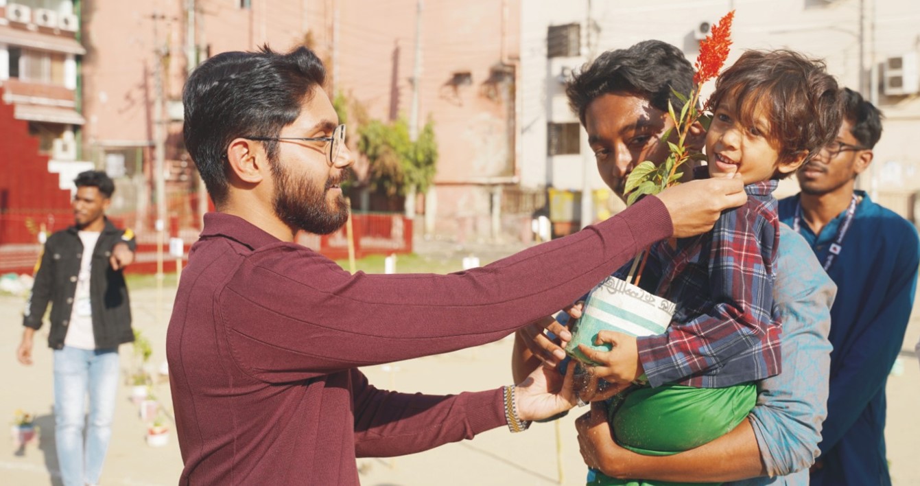  প্লাস্টিক জমা দিন গাছের চারা নিন