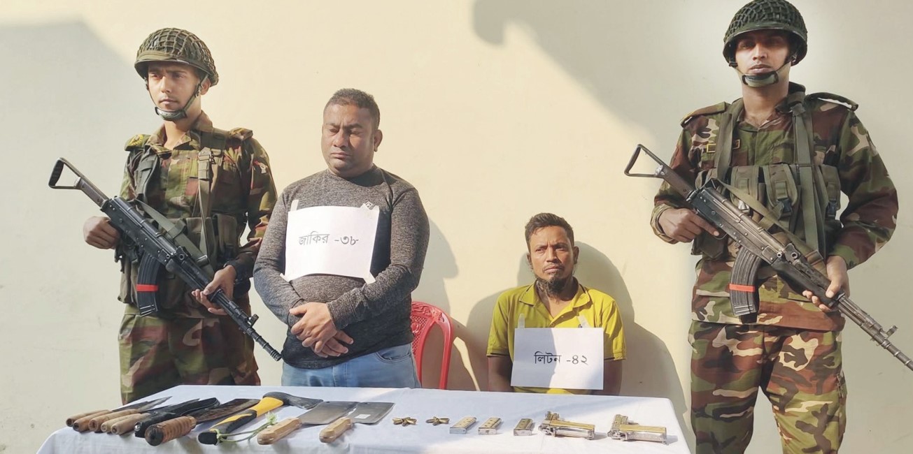 দুটি পিস্তল ও ধারালো অস্ত্রসহ দুই সন্ত্রাসী আটক  
