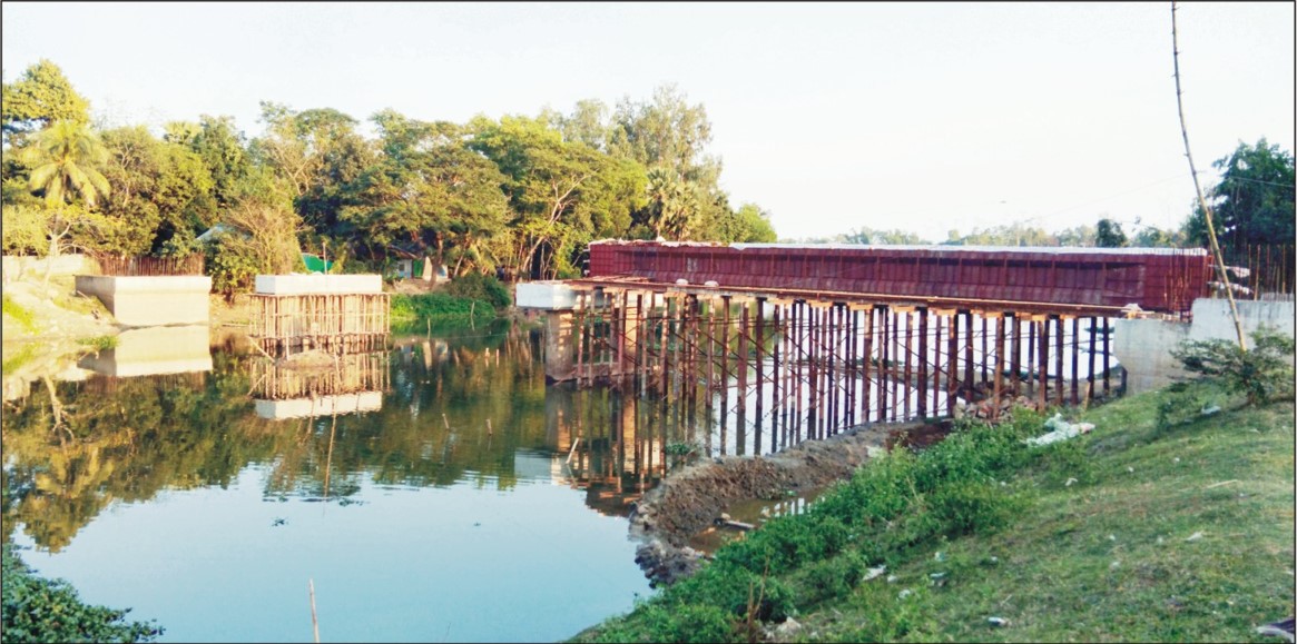   ঠিকাদারের অবহেলায়  ৪ বছরেও শেষ হয়নি ডাকাতিয়া নদীর উপর চারিতুপা সেতু নির্মাণ 
