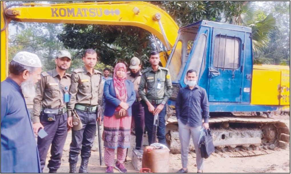   চান্দিনায় ফসলী জমি থেকে অবাধে মাটি কাটার ভেকুর মালামাল জব্দ 