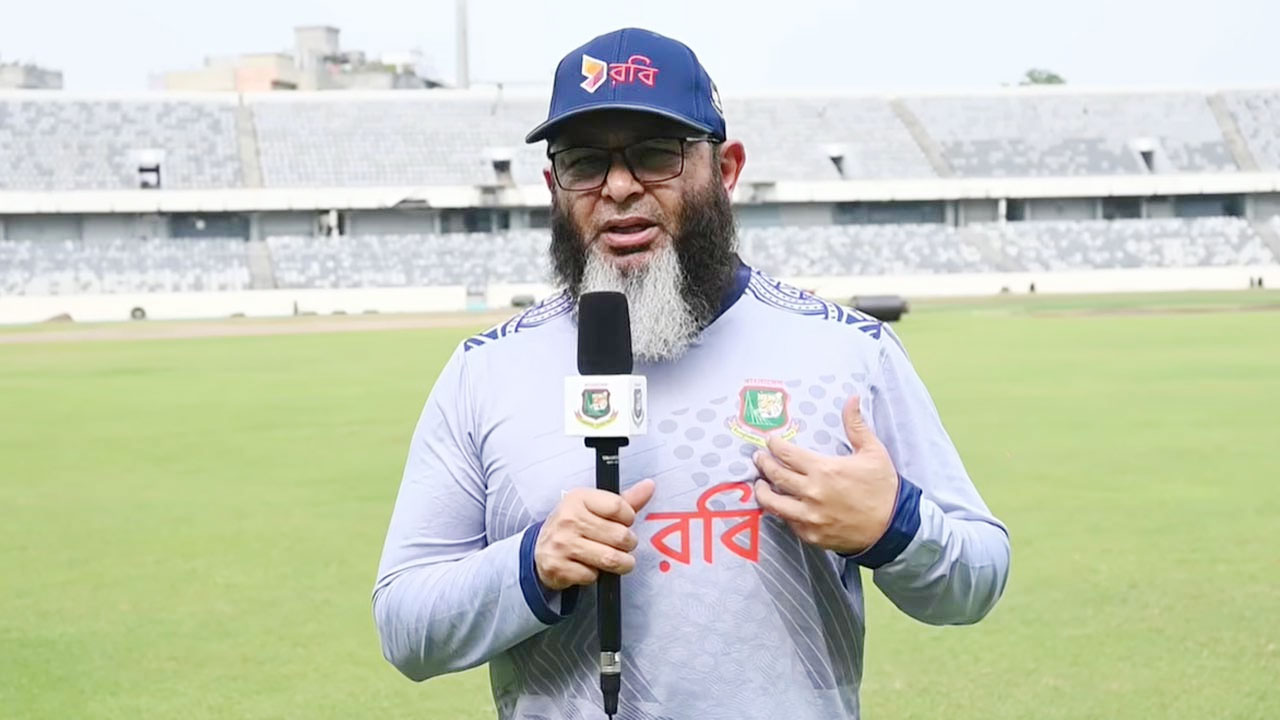   চ্যাম্পিয়ন্স ট্রফির আগেই ঢাকায় আসছেন কোচ মুশতাক
