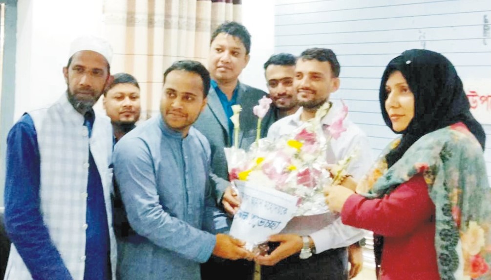  ব্রাহ্মণপাড়ায় নবাগত ইউএনওকে ফুলেল শুভেচ্ছা 
