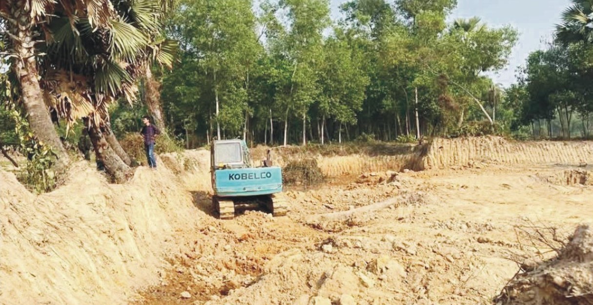  চৌদ্দগ্রামে অবৈধভাবে কৃষি  জমির মাটি কাটায় জরিমানা  ও ভেকু জব্দ 