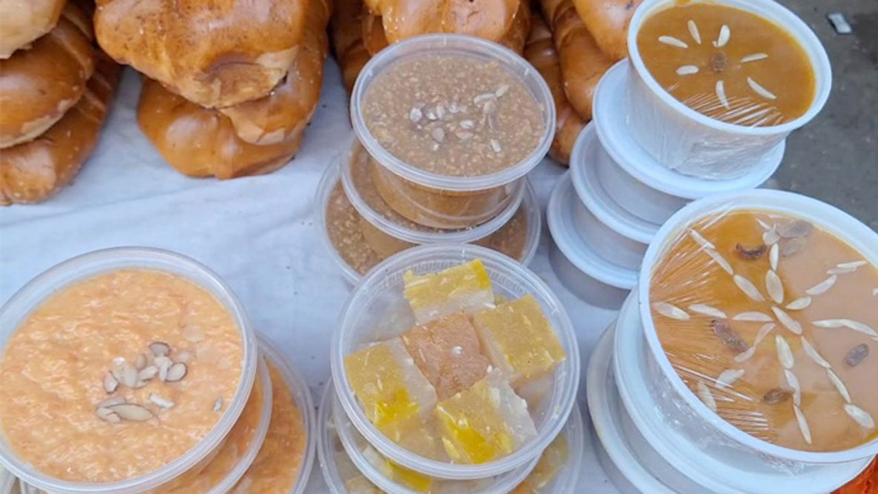 বসেছে হালুয়া-রুটির পসরা, নেই সেই আমেজ