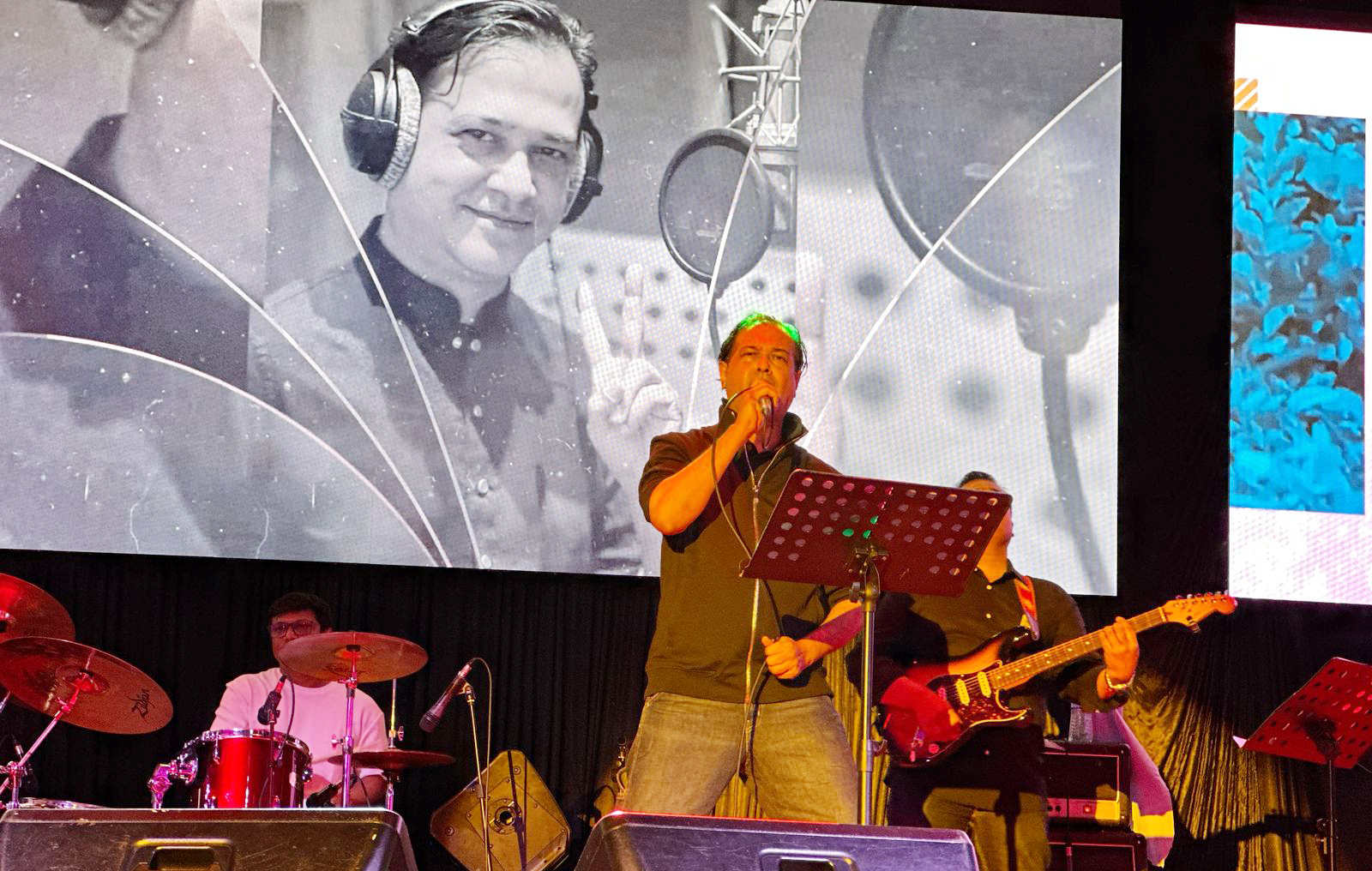 লন্ডনে গানে গানে দর্শক মাতালেন আসিফ আকবর