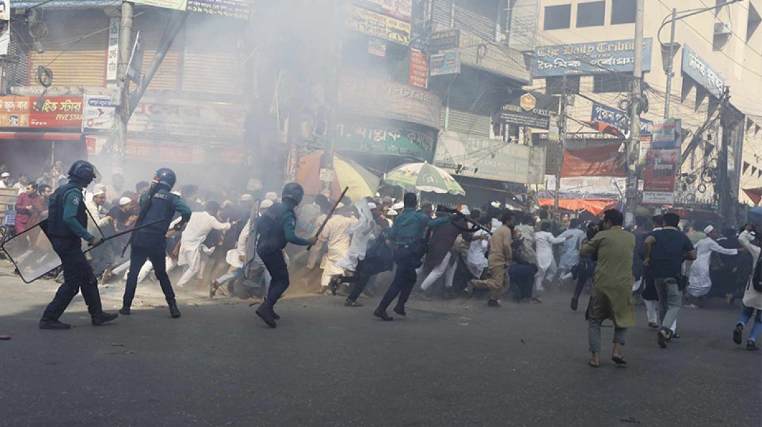 পল্টনে হিযবুত তাহরীরের মিছিলে পুলিশের টিয়ারশেল, ধাওয়া-পাল্টা ধাওয়া