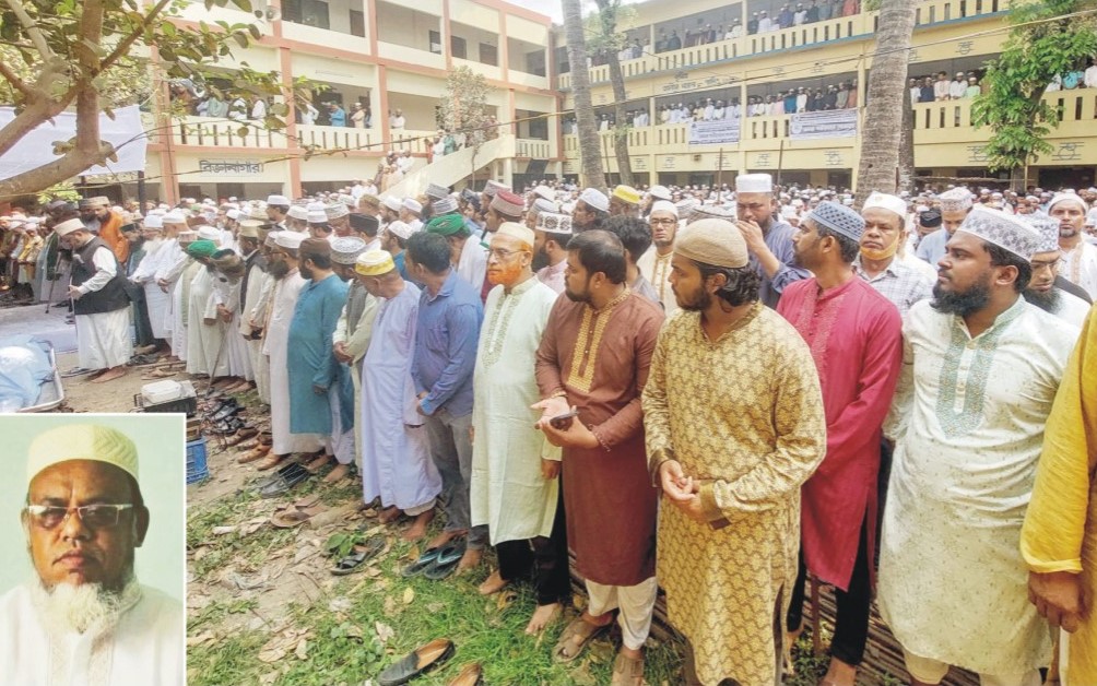   আলিয়া মাদরাসার প্রিন্সিপাল আব্দুল  মতিনের জানাজায় মুসল্লিদের ঢল 