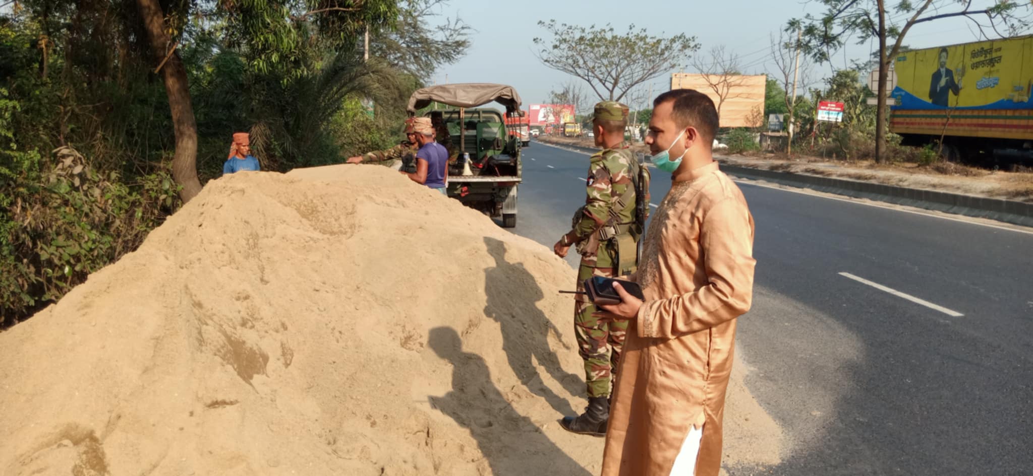 দাউদকান্দিতে মহাসড়কের উপর বালুর স্তুপ!