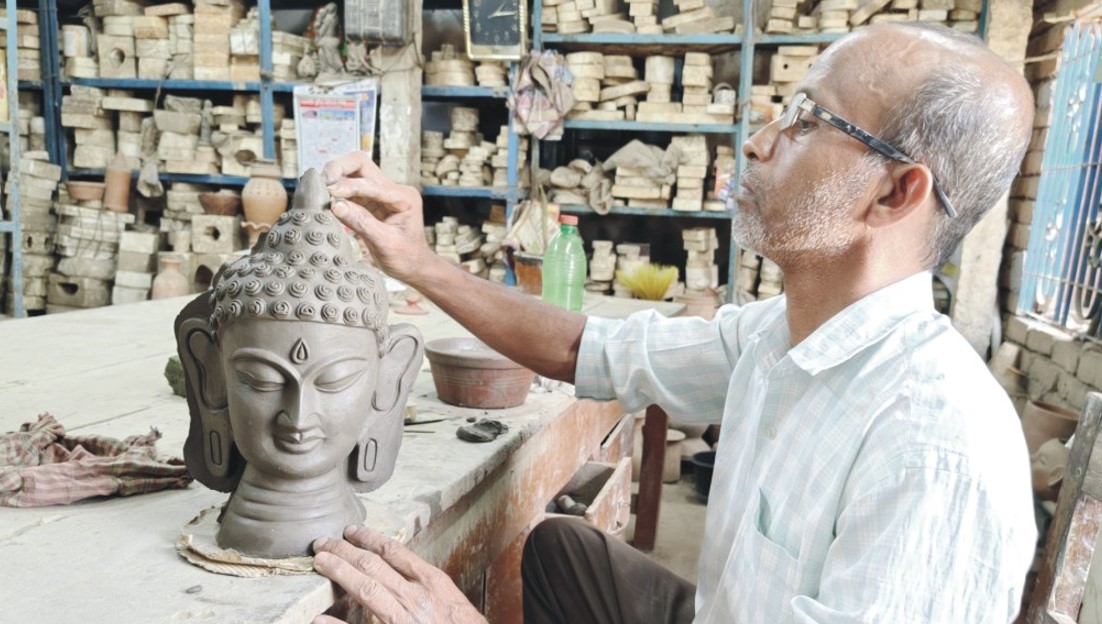 বিজয়পুরে মৃৎশিল্পেররপ্তানি সম্ভাবনা আটকে আছে জ্বালানি গ্যাসে