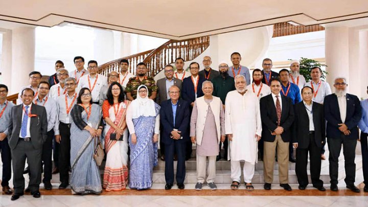 ঈদ নির্বিঘ্ন হওয়ায় কর্মকর্তাদের ধন্যবাদ জানালেন প্রধান উপদেষ্টা