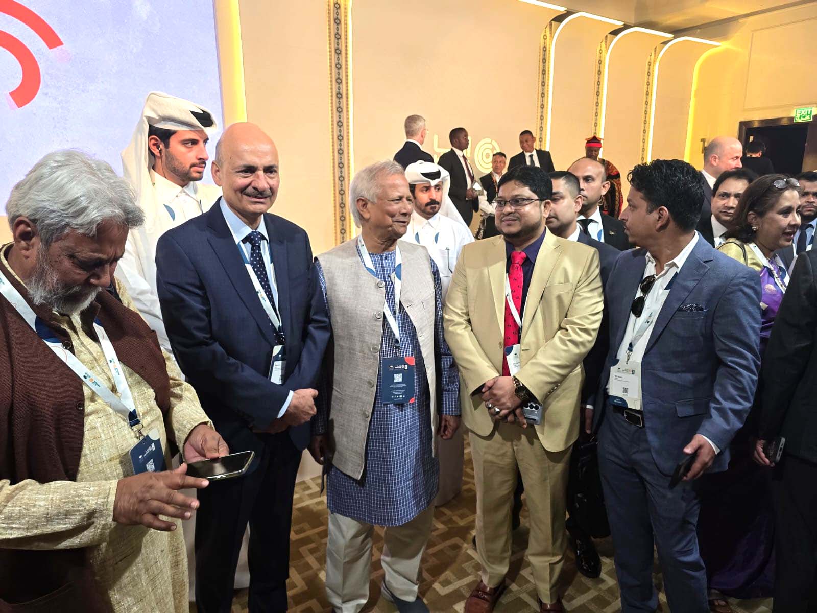 কাতারে ড.মুহাম্মদ ইউনুসকে মনোহরগঞ্জ উন্নয়ন ফোরামের সভাপতির ফুলেল শুভেচ্ছা