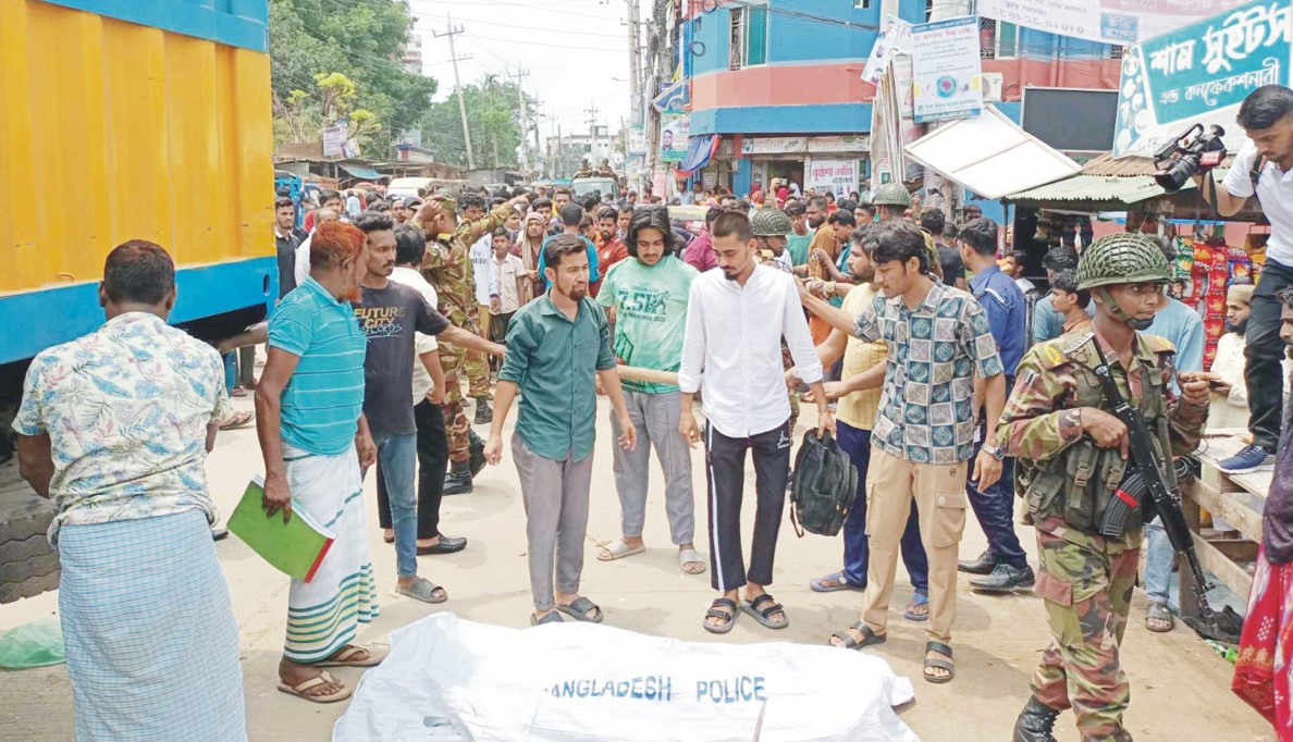  কভার্ড ভ্যানের চাকায় মাথা থেঁতলে যুবকের মৃত্যু