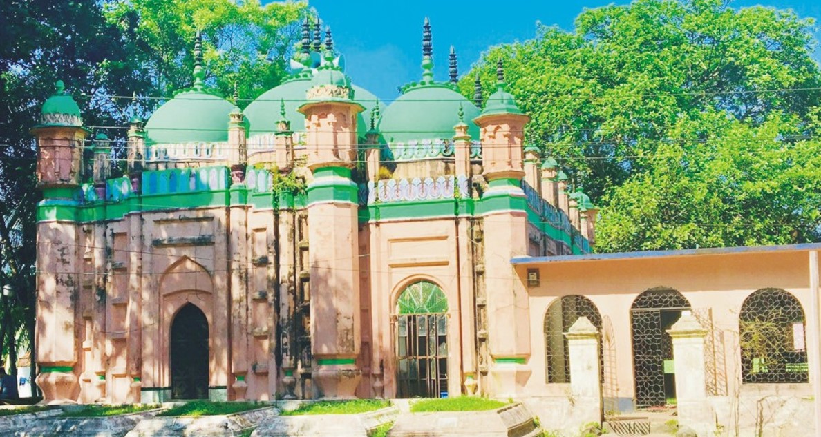  স্থাপত্যশৈলীর অন্যতম নিদর্শন ১০ গম্বুজ  বিশিষ্ট নওয়াব বাড়ি মসজিদ