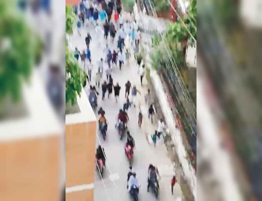 কুমিল্লা শহরজুড়ে অস্ত্র হাতে কিশোর গ্যাং গ্রুপের মহড়া 