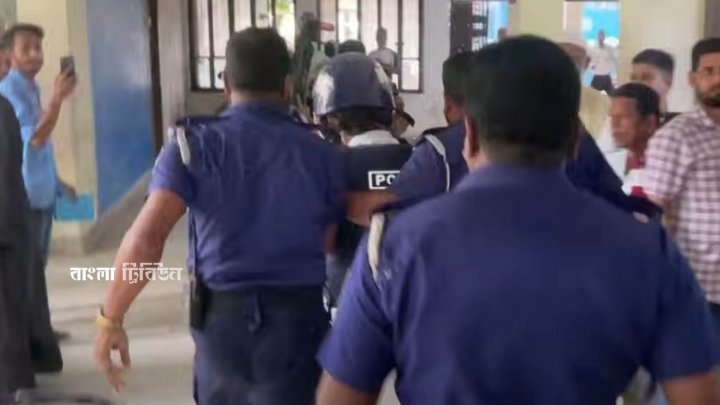 আদালতে সাবেক আইনমন্ত্রীকে কিলঘুষি, বাধা না দিয়ে পুলিশের দৌড়