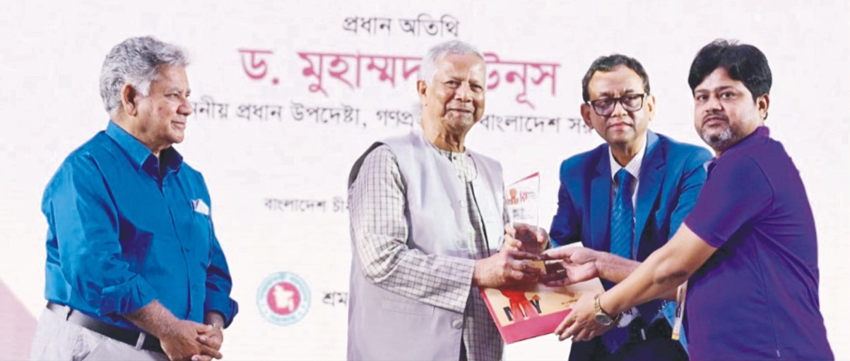  শ্রম বিষয়ক মিডিয়া পুরস্কার পেলেন  কুমিল্লার কাগজ সাংবাদিক এমদাদ