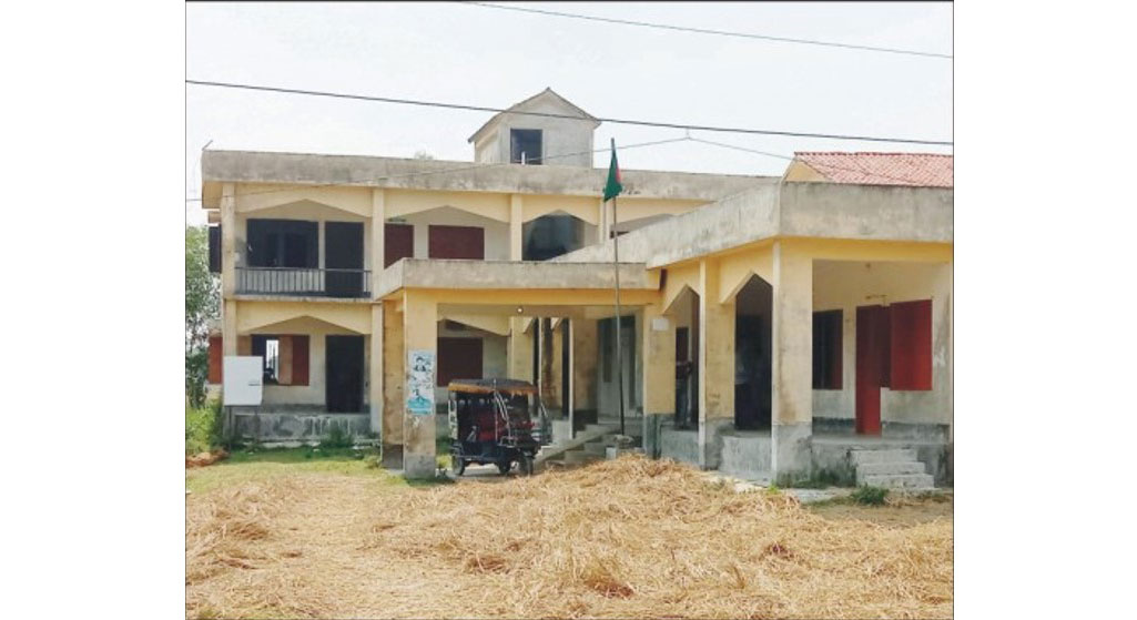 প্রশাসনিক কর্মকর্তার অপেক্ষায়  দিনপার সেবা গ্রহীতাদের 