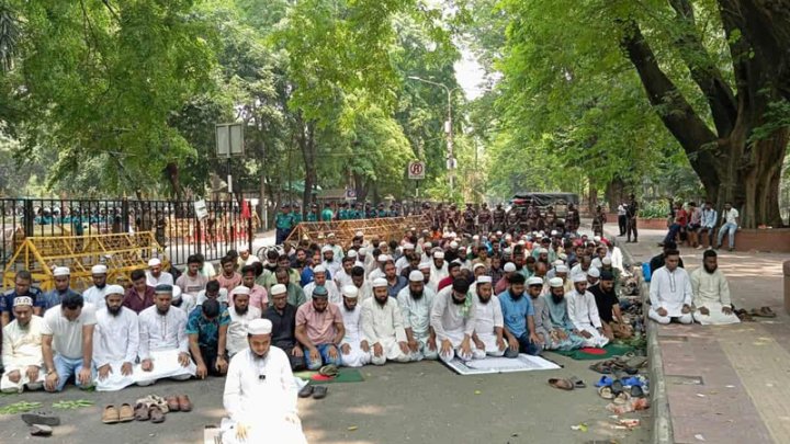 প্রধান উপদেষ্টার বাসভবনের সামনে আন্দোলনকারীদের নামাজ আদায়