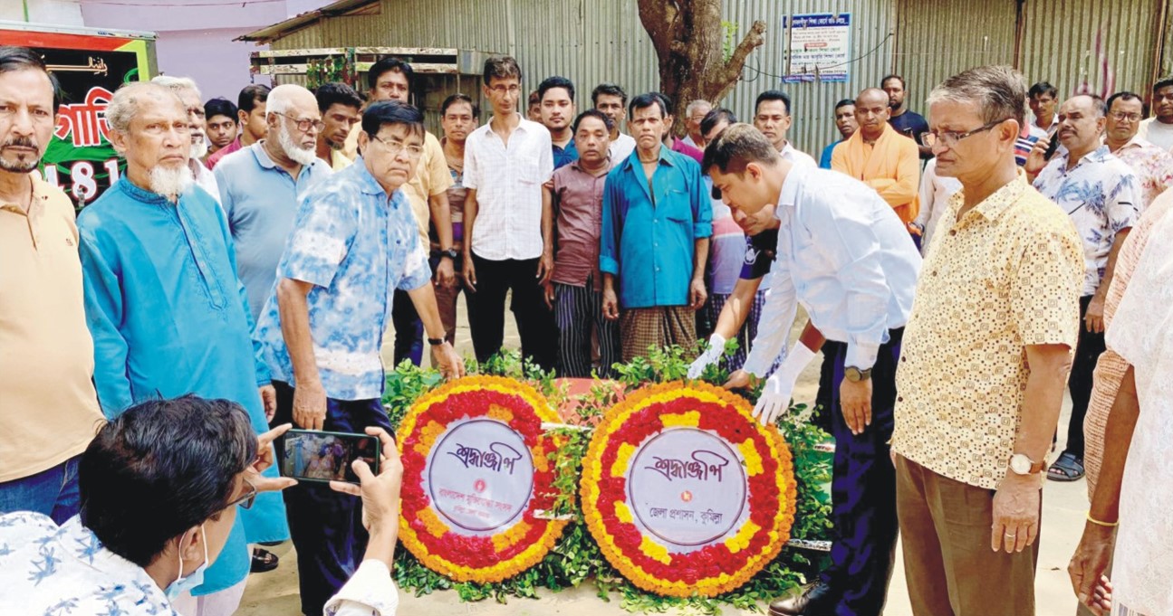  কুমিল্লায় গার্ড অব অনারে  মুক্তিযোদ্ধা এড. কিরণময়  দত্ত ঝুনুকে শেষ শ্রদ্ধা