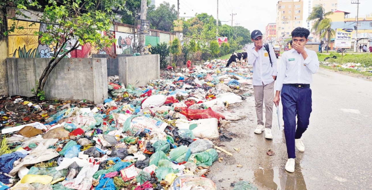  নাক চেপেও নিস্তার নেই সড়কে! 