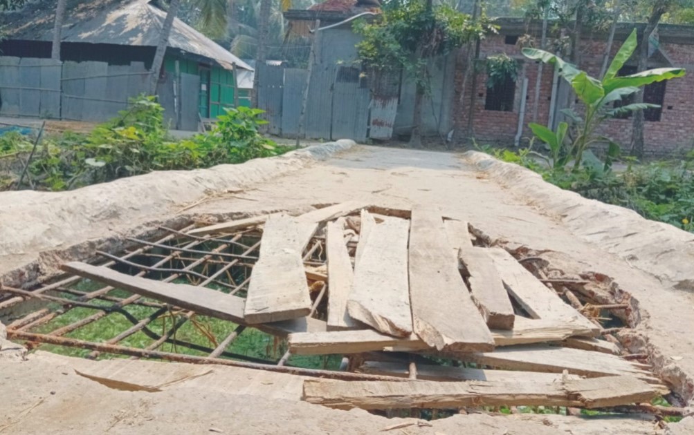  দুই মাস ভেঙে পড়ে আছে ব্রিজ, চলাচলের দুর্ভোগে ১০গ্রামের মানুষ