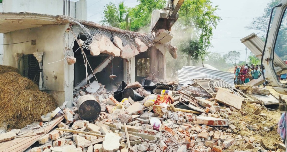   মুরাদনগরে গোমতী  নদীর তীরথেকে  অবৈধ স্থাপনা উচ্ছেদ 