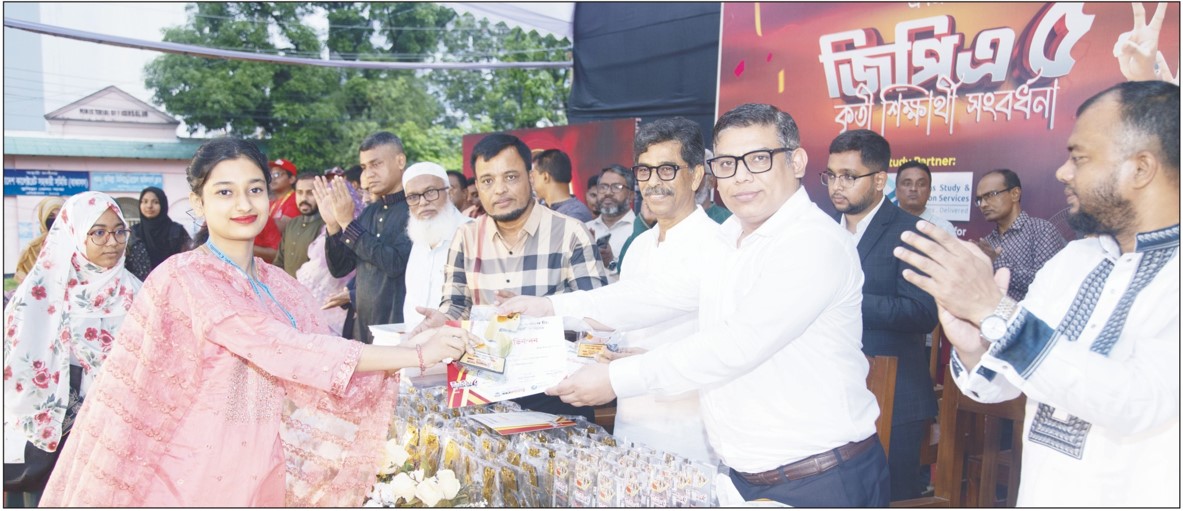  বৃষ্টিভেজা উৎসব মেধাবীদের 