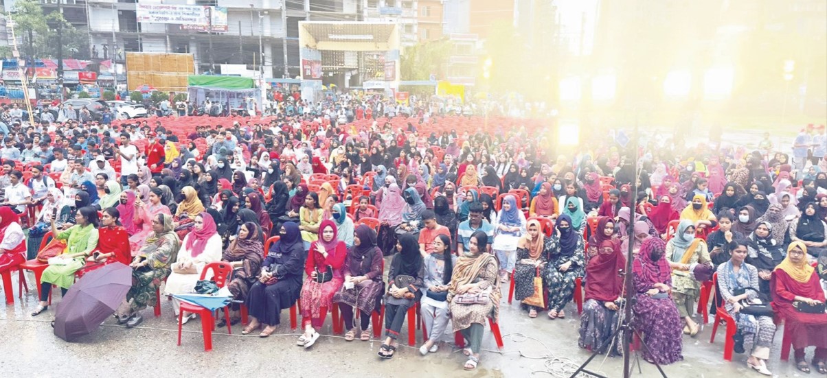  বৃষ্টিভেজা উৎসব মেধাবীদের 