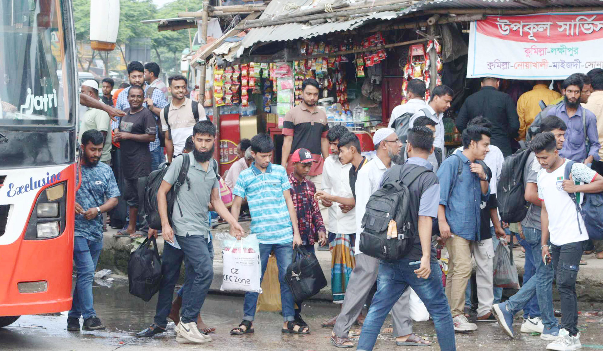 যাওয়া-আসায় খরচ হয় ৬ দিনের মজুরি;  তবুও বাড়ি ফেরায় অন্যরকম আনন্দ 