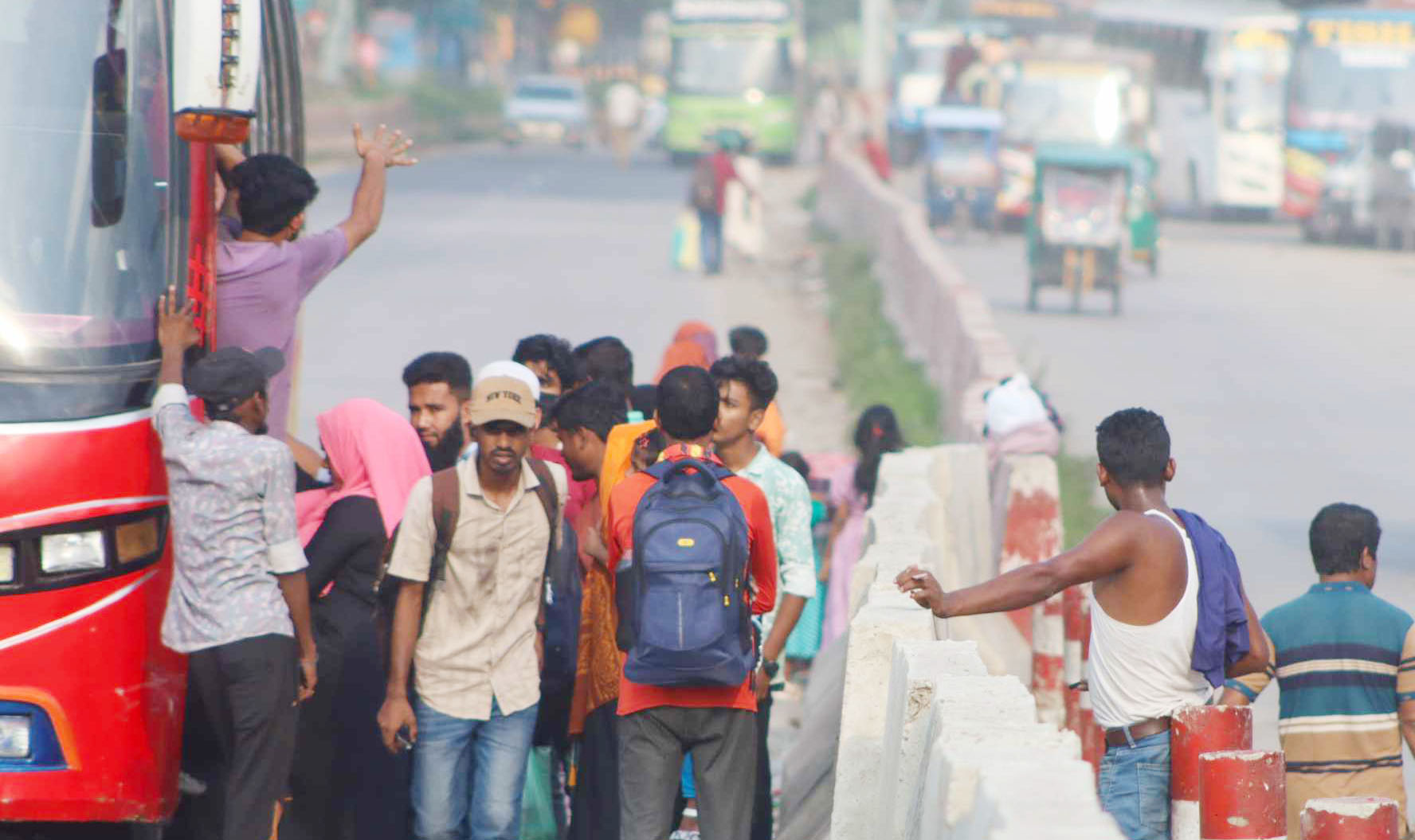 যাওয়া-আসায় খরচ হয় ৬ দিনের মজুরি;  তবুও বাড়ি ফেরায় অন্যরকম আনন্দ 