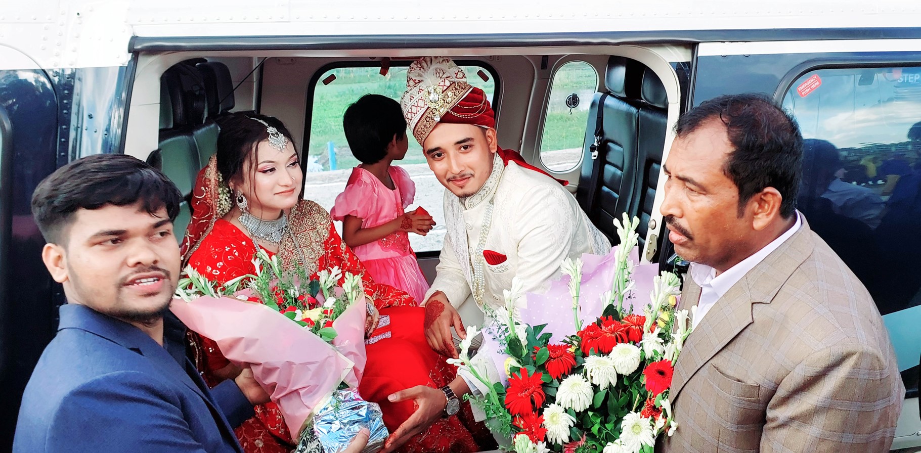 কুমিল্লায় সন্তানকে খুশি রাখতে হেলিকপ্টারে করে বিয়ে করালেন প্রবাসী বাবা