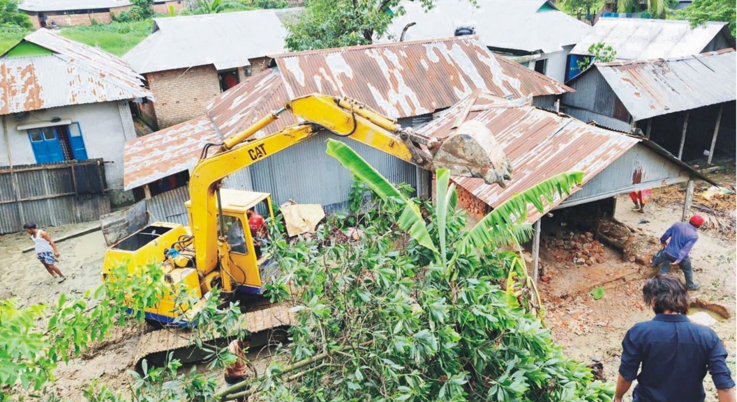 গোমতী নদীর বাঁধের  অবৈধ স্থাপনা উচ্ছেদ 
