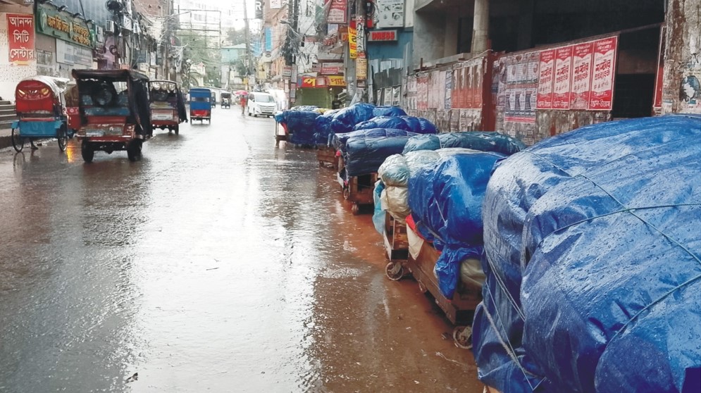 টানা বর্ষণে বিপর্যন্ত জীবনযাত্রা,  সড়কে সড়কে ভোগান্তি