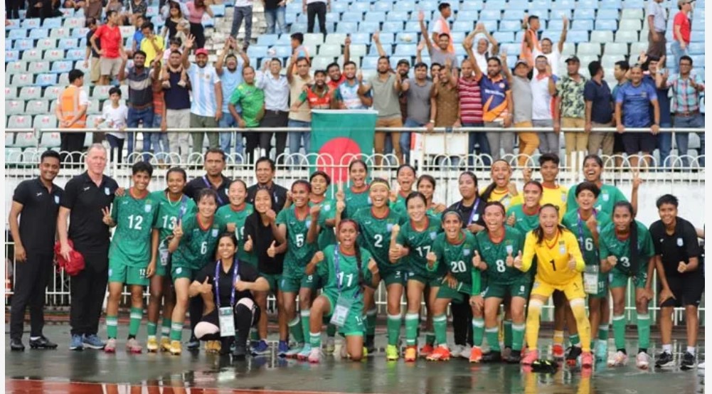  ইতিহাস গড়ে দেশে ফিরেই সংবর্ধনা পাচ্ছে নারী ফুটবল দল