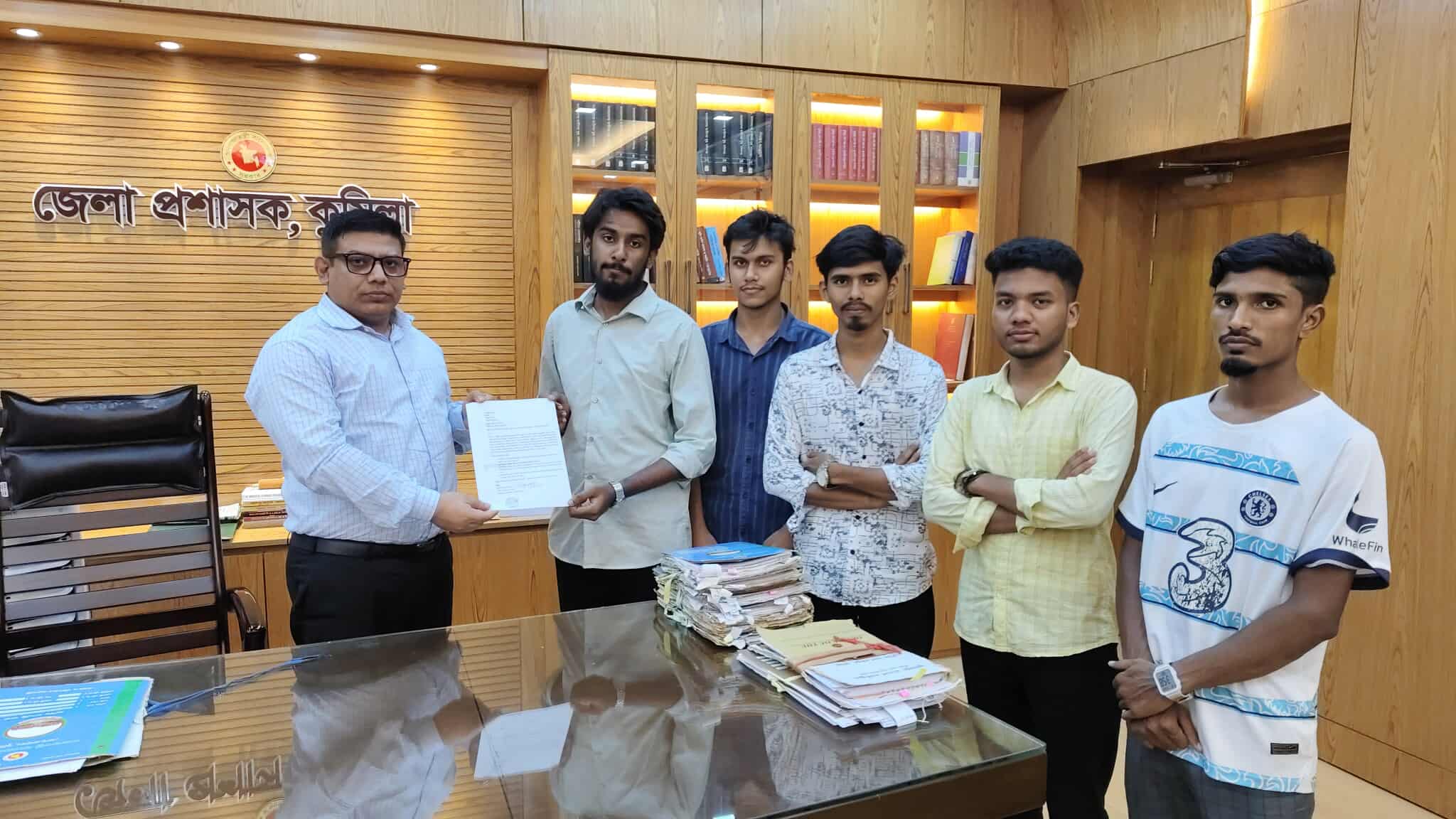 জেলা প্রশাসকের মাধ্যমে স্বরাষ্ট্র উপদেষ্টা বরাবর স্মারকলিপি দিল কুমিল্লা মহানগর বৈষম্যবিরোধী ছাত্র আন্দোলন