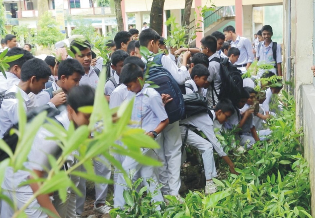  প্রকৃতি ও জীবন ক্লাবের উদ্যোগে  কুমিল্লা জিলা স্কুলে শিক্ষার্থীদের মাঝে গাছের চারা বিতরণ