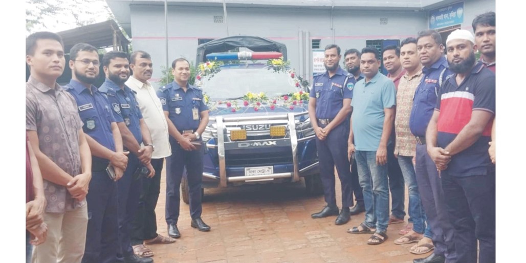   সুসজ্জিত গাড়িতে  চড়ে অবসরে গেলেন পুলিশ সদস্য 