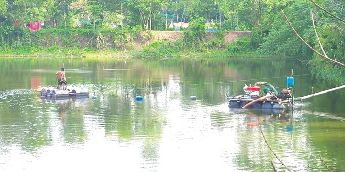   কুমিল্লায় ফসলি জমি গিলে খাচ্ছে ড্রেজার সিন্ডিকেট