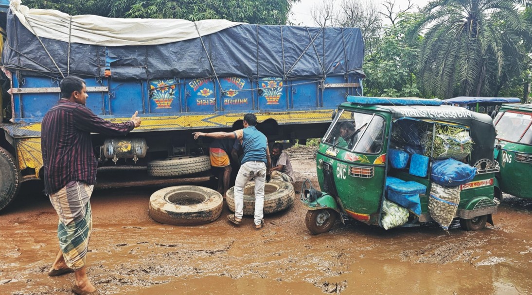 কুমিল্লা-সিলেট মহাসড়কে বিকল ট্রাক, দীর্ঘ যানজট 